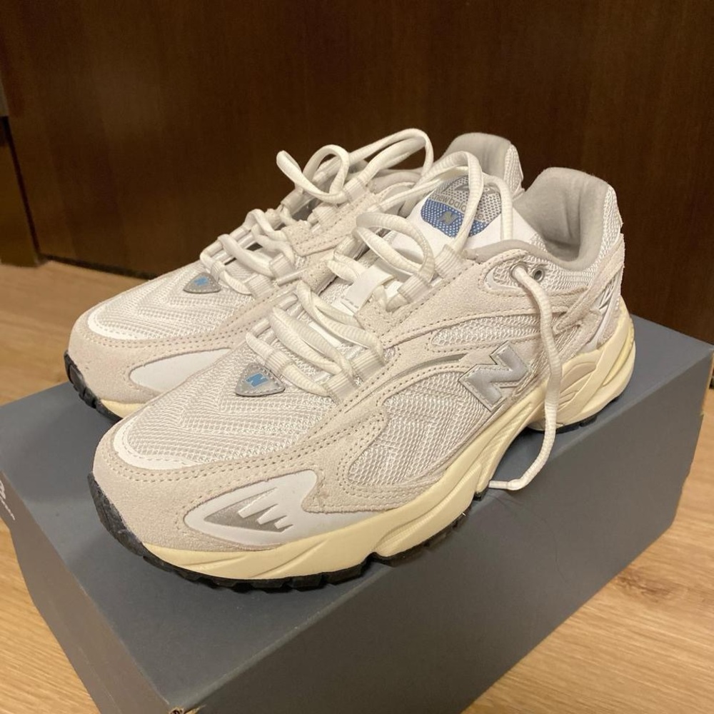 New Balance ML725V1 Cream and Blue Sneakers